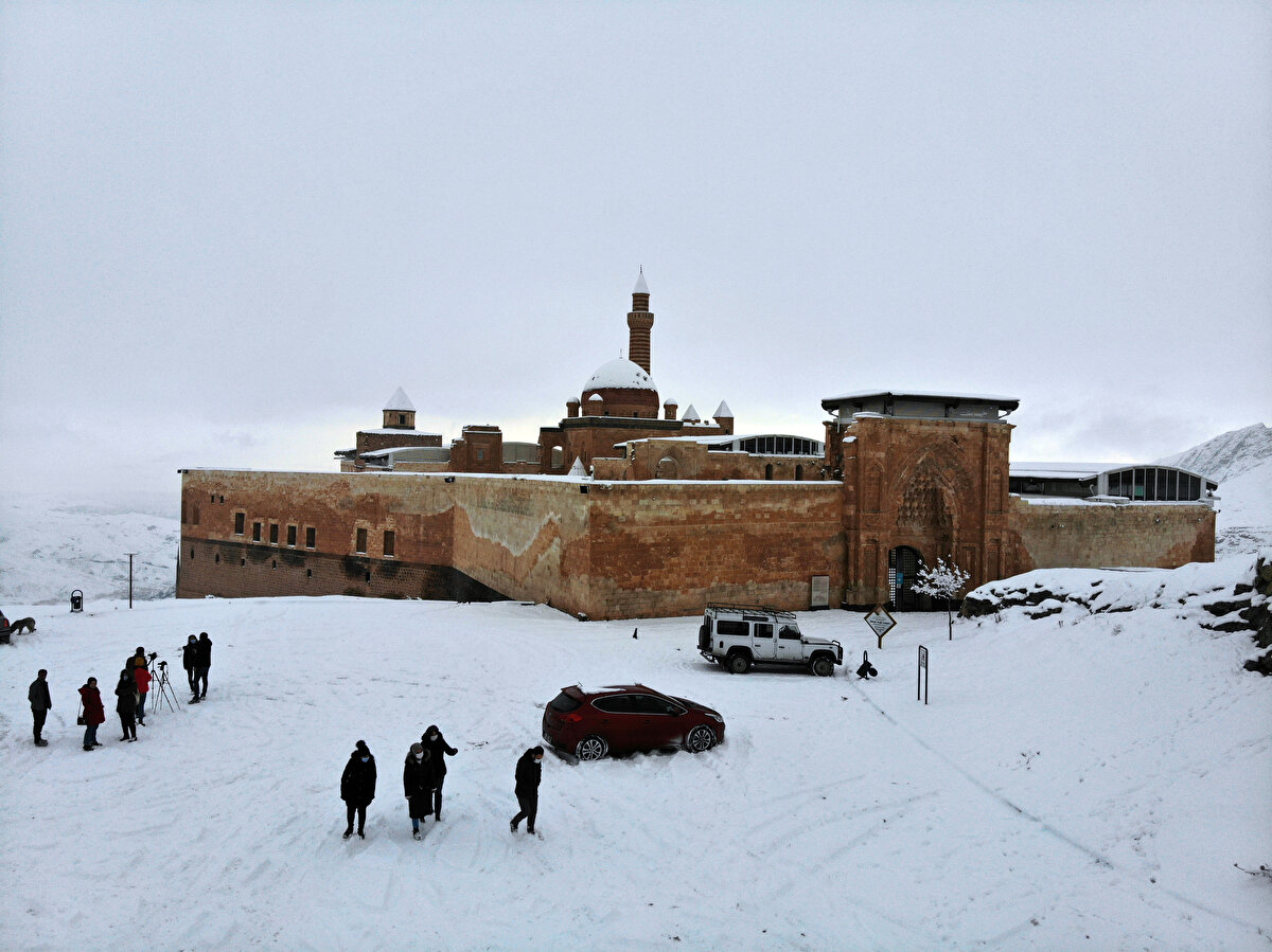 Osmanlı Devleti'nin doğudaki en önemli eserleri arasında yer alan İshak Paşa Sarayı, mimarisi, tarihi ve görkemli yapısıyla her yıl yerli ve yabancı çok sayıda turisti ağırlıyor.

