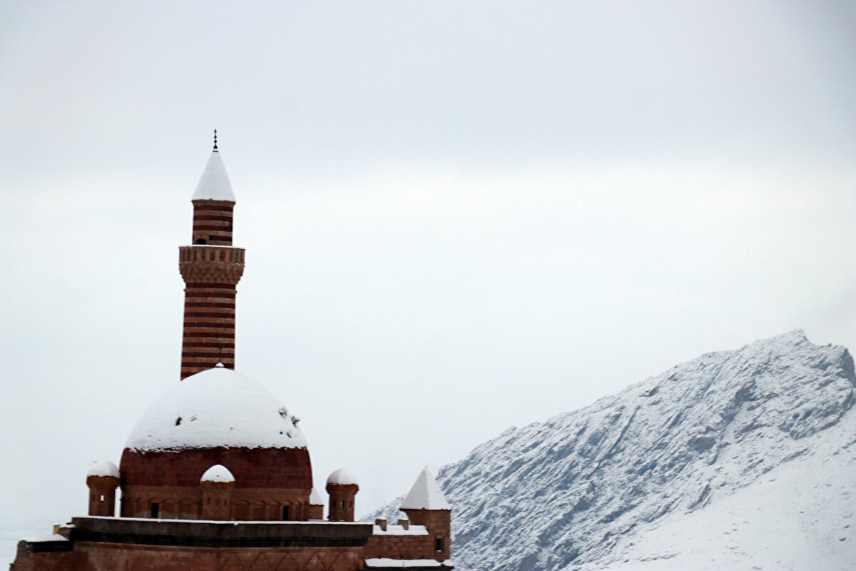 "Medeniyetler geçidi" olarak adlandırılan bölgede 1900 rakımlı tepeye kurulu ve UNESCO Dünya Miras Geçici Listesi'nde de yer alan İshak Paşa Sarayı, konumunun yanı sıra sarp kayalıklar arasındaki bir tepede yer alan kartal yuvası görünümüyle de dikkati çekiyor.

