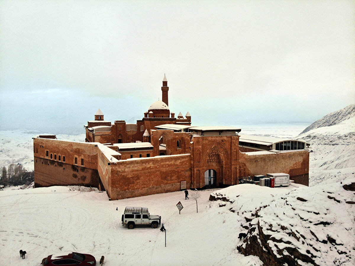 Yılın her mevsimi ayrı bir güzelliğe bürünerek ziyaretçilerini cezbeden İshak Paşa Sarayı, kış mevsiminin gelmesiyle bölgede etkili olan kar yağışı sonrası beyaz örtüyle kaplandı.

