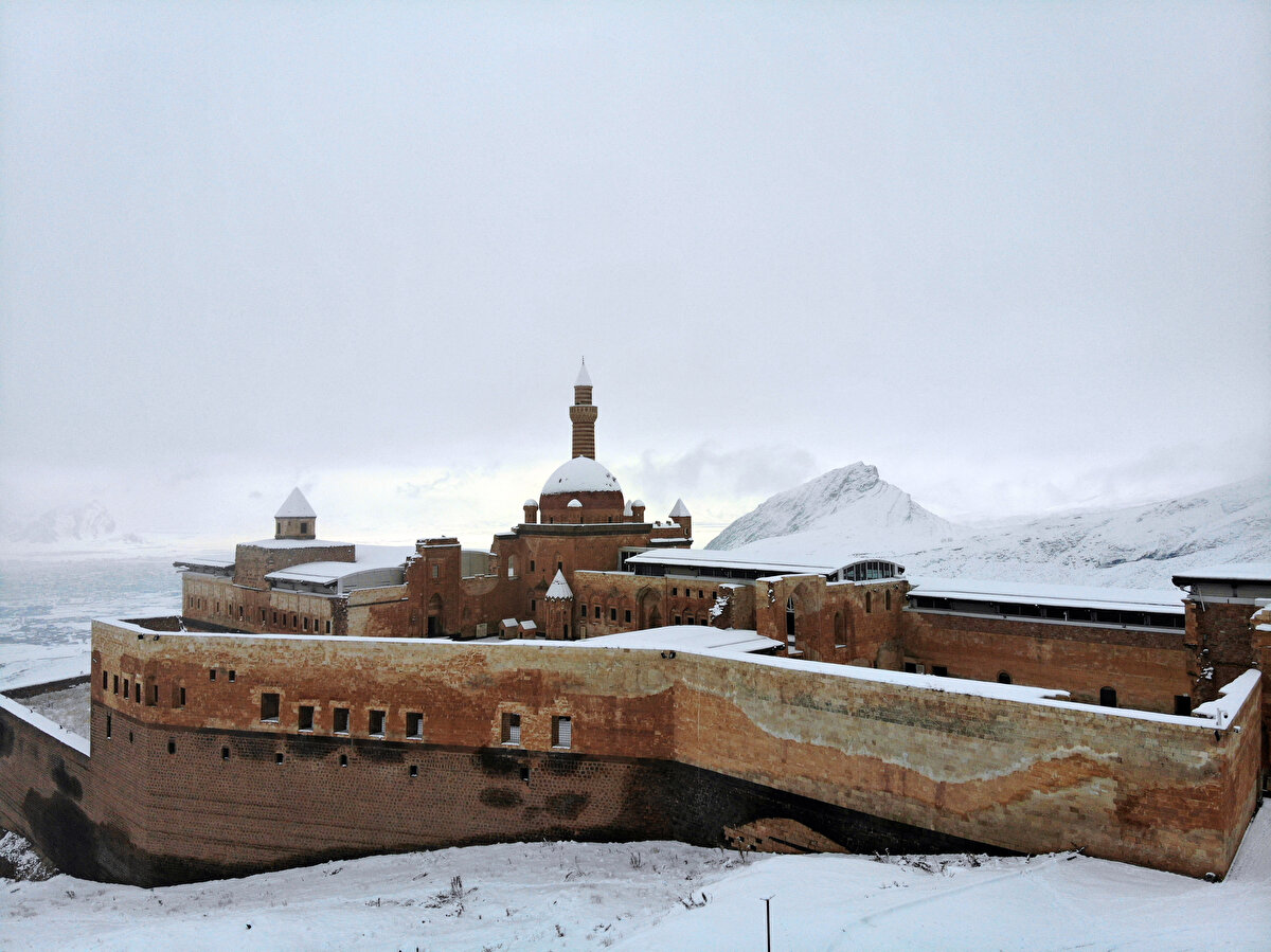 Sisin de etkili olduğu bölgede seyrine doyumsuz güzellikler oluşturan tarihi saray, drone ile havadan görüntülendi.
