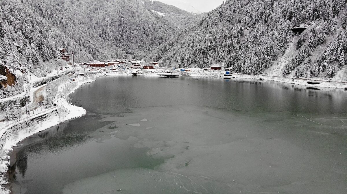 Yasin Holoğlu ise, Uzungöl’e her yıl gelmeye çalıştığını dile getirerek, “Burada mükemmel bir ortam var. Eskisi gibi çok yoğun değil. Şuanda buranın en güzel tarafı sakin olması. İstanbul gibi yoğun olmaması. O açıdan burayı tercih ettik” diye konuştu.