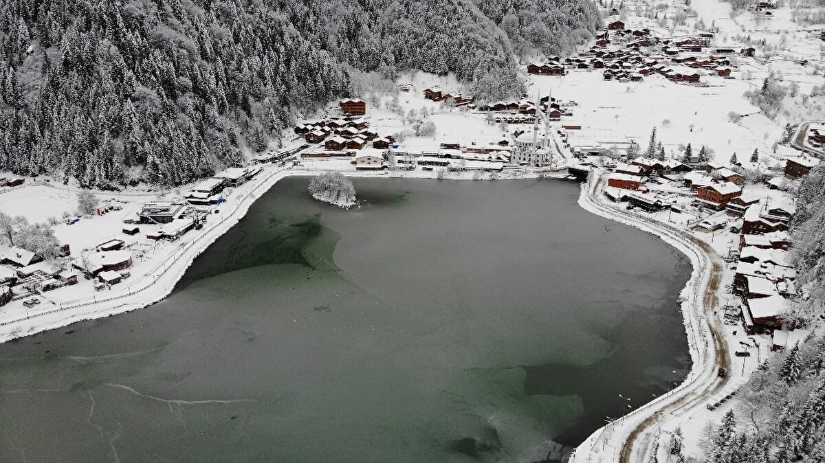 İstanbul’dan corona virüs nedeniyle memleketi Trabzon’a gelen Suzan Çakıroğlu da, “İstanbul’da yıllardır böyle bir kar görmedik. Uzun yıllardır geliyordum ama Uzungöl’de ilk defa böyle bir kar gördüm. Mükemmel bir yer. Corona virüsten dolayı daha güzel olmuş. İstanbul’da dışarıya çıkamıyoruz. Korona virüsten dolayı korku var. Keşke herkesin imkanı olsa da bu güzellikleri görebilse” ifadelerini kullandı.