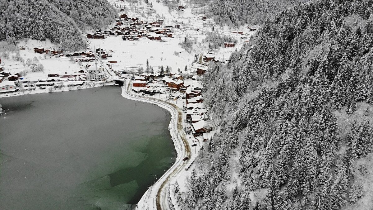 Pandemi, kar ve soğuk havaya rağmen turizm merkezi Uzungöl ilgi çekmeye devam ederken, az sayıda yerli turist eşsiz doğanın tadını çıkardı.