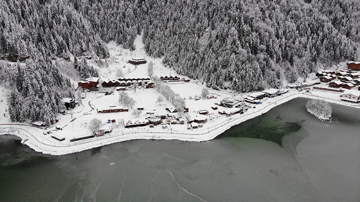 Uzungöl’ün manzarasını sevdiğini dile getiren Mehmet Holoğlu ise “Manzara çok güzel. Pandemiden dolayı şehirden uzaklaşalım dedik. Herkese tavsiye ederim. Bu manzara, doğa mükemmel” şeklinde konuştu.