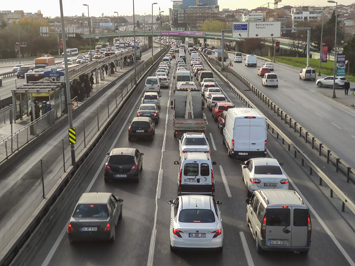Koronavirüs salgınına karşı alınan hafta sonu yasağı bugün saat 21.00'de başlayacak. Yasak öncesi kentte trafik yoğunluğu yaşanıyor.