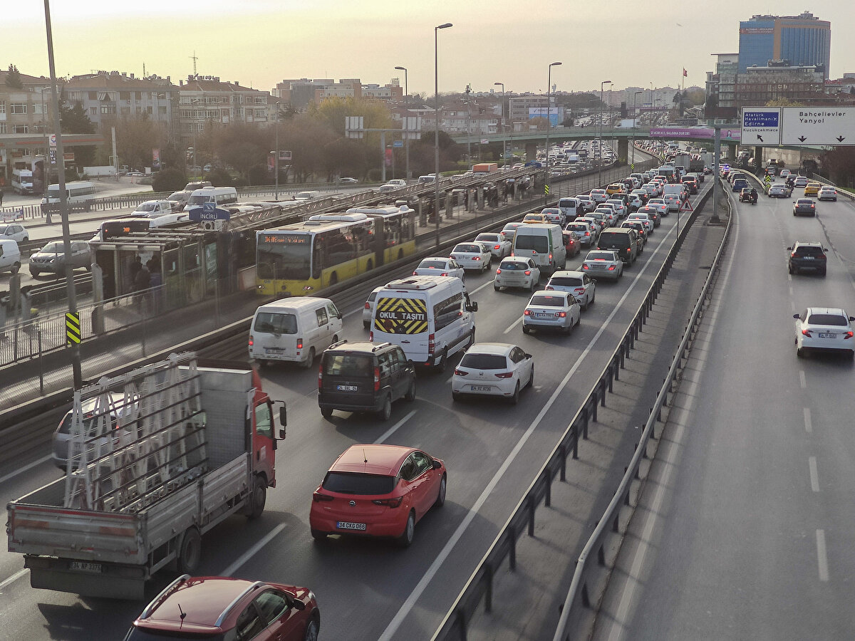 Geçtiğimiz üç hafta sonu sokak kısıtlamasında özellikle cuma akşam saatlerinde İstanbul trafiğinde aşırı bir yoğunluk görülmüş zaman zaman yoğunluk yüzde 80'lere kadar çıkmıştı. 