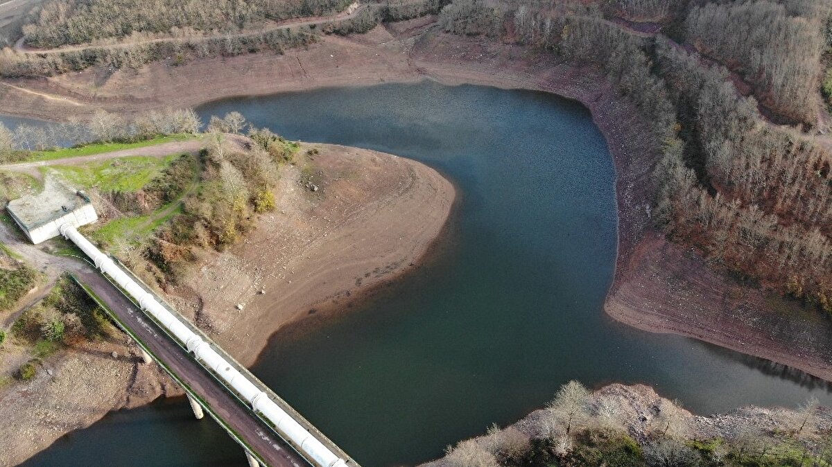 İstanbul barajlarının bugün itibariyle doluluk oranları ise şöyle:
''Ömerli Barajı yüzde 20,05, Pabuçdere Barajı yüzde 5,76, Sazlıdere Barajı yüzde 5,28, B.Çekmece Barajı yüzde 17,57, Alibeyköy Barajı yüzde 30,78, Terkos yüzde 22,96, Elmalı yüzde 23,92, Darlık Barajı yüzde 49,22, Istrancalar yüzde 28,42, Kazandere yüzde 4,72''
