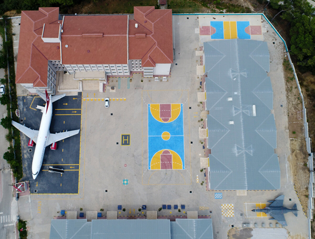 Aksu İlçe Milli Eğitim Müdürü Yakup Hoplar, öğrencilerin daha iyi eğitim alması için tüm imkanları seferber ettiklerini, okulun Türkiye'de bir örneği olmadığını kaydetti. Hoplar, koronavirüs tedbirlerinin sona ermesinin ardından yüz yüze eğitime geçildiğinde oluşturacakları bir program ile tüm okullardaki öğrencilerin bu simülatörle uçuş deneyimi yaşayacağını söyledi.