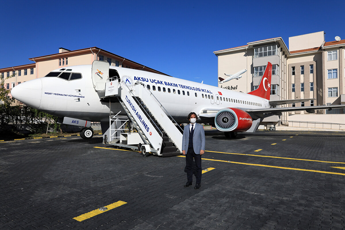 Öğrencilerin yolcu uçağının içine simülatör ekleyerek uçuş deneyimi de kazandırmak isteyen Çevik, Milli Eğitim Bakanlığı ve Batı Akdeniz Kalkınma Ajansı (BAKA) ile yaptığı görüşmelerde 750 bin liralık destek aldı. 750 bin liraya mal edilen simülatör, okul bahçesindeki yolcu uçağının kokpitine 1 ayda yerleştirildi. Simülatörle öğrenciler, istedikleri havalimanından uçağı gerçek bir deneyim yaşayarak kaldırıp dünyanın 52 bin havalimanından herhangi birine götürebiliyor.