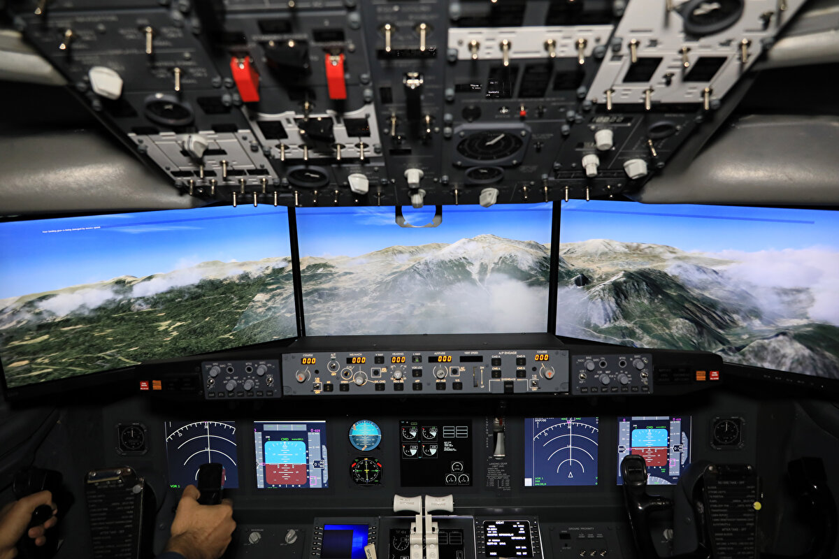 2017 yılında Türk Hava Kurumu tarafından bağışlanan T67 tipi eğitim uçağı, ardından aynı yıl Antalya Havalimanı'nda hurdaya ayrılan Boeing 737-400 tipi yolcu uçağının bahçesine yerleştirilmesiyle adından söz ettiren okul, havacılık alanındaki yatırımlarıyla dikkat çekti.