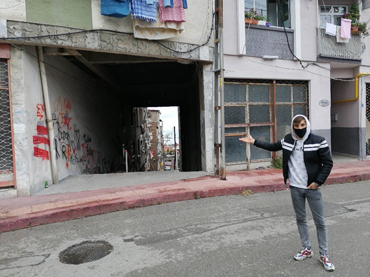 Samsun'un İlkadım ilçesi Kökçüoğlu Mahallesi Hisar Sokak'ta bulunan 5 katlı binanın altından sokak geçmesi, görenleri şaşkına çeviriyor.