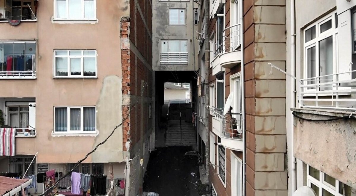 Yol geçen sokağın üstündeki ilk katta oturan apartman sakini, "Biz buradan memnun değiliz. Sokak tam benim evimin altından geçiyor. Çok soğuk oluyor. Doğal gaz ile ısınmaya çalışıyoruz. Doğal gaz faturası çok geliyor. Buraya bir çözüm bulunmasını istiyoruz. Buranın esintisi hiç durmuyor. Cereyan olduğu gibi evimde. En çok mağdur olan benim. Sokağın üstünde evi olan benim. Burayı kullananlar mutlu ama biz mutlu değiliz" dedi.