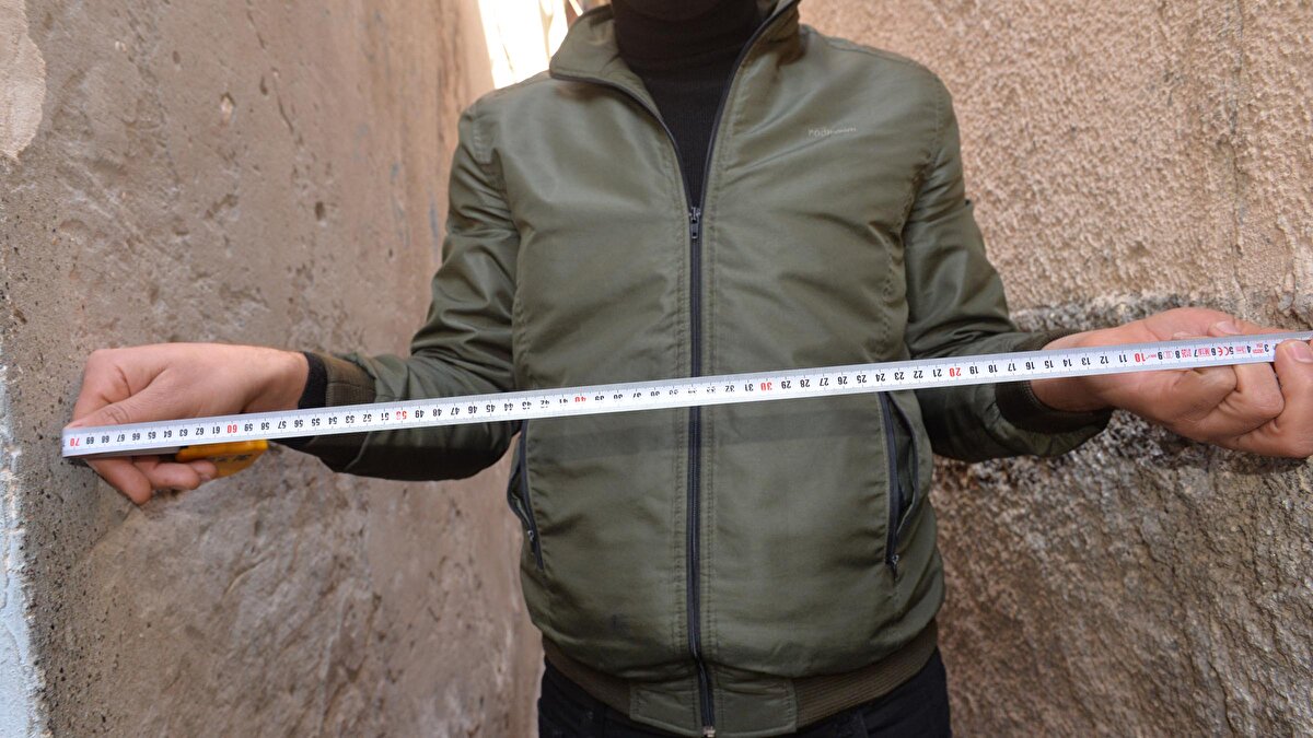 70 santimetrelik sokak, bu özelliği ile Hatay’ın ve Türkiye’nin en dar sokaklarından biri olarak görenleri hayrete düşürüyor. Mahalle sakinlerinin kestirme geçit olarak kullandıkları sokağı ilk defa görenler, önünde fotoğraf çektiriyor. Eski Antakya sokaklarında, bu sokak gibi onlarca dar sokak bulunduğu belirtildi.