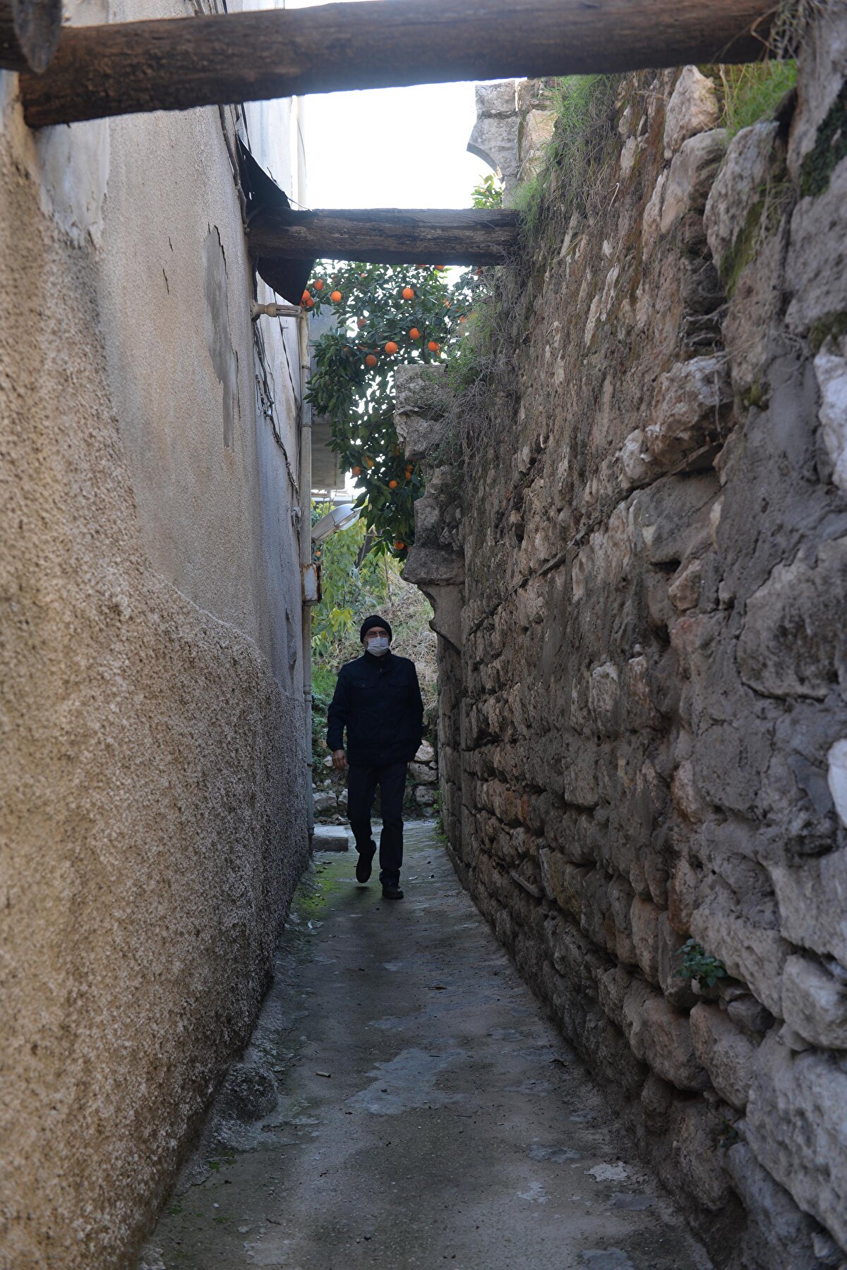 Mahallede üç semavi din ve buna bağlı mezheplere mensup vatandaşların ikamet ettiğini söyleyen Arıbaş, "Mahallemiz, dosta, düşmana her zaman birlikte mücadele azmini göstermiş ve özellikle 1910’dan 1938’e kadar Fransızlara karşı mücadele ederken burada üç dine mensup insan da aynı anda aynı yürekle ve şevkle mücadele etmiştir. Sokakların dar olmasının en büyük sebeplerinden bir tanesi, eğer bir baskına uğrarlarsa veya bir düşmana karşı koymak için evlerin bir arada olması, birbirine açılan pencerelerden kaçışı sağlama adına bir arada yapılmıştır, sokakları da öyle dardır" diye konuştu.