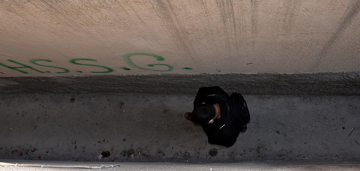 Antakyalı şair Ali Yüce’nin 'Antakya sokakları dar, Antakya sokakları bir kişilik, sen giderken ben gelemem Antakya sokakları dar' diye başladığı şiirine ilham olan sokağın 70 santimetre olduğunu ve Türkiye’nin en dar sokağı olabileceğini söyleyen Arıbaş, "Biz mahalleli olarak bu sokağı Ali Yüce Sokağı diye adlandırıyoruz. Biz yetkililerden buranın resmi anlamda Ali Yüce Sokağı olmasını da çok arzuluyoruz. Bölgede eski adı Affan, yeni adı Kuyulu olan mahallemizde ve diğer mahallelerde çok dar sokaklar, dar geçitler ve dar ev girişleri var" dedi.