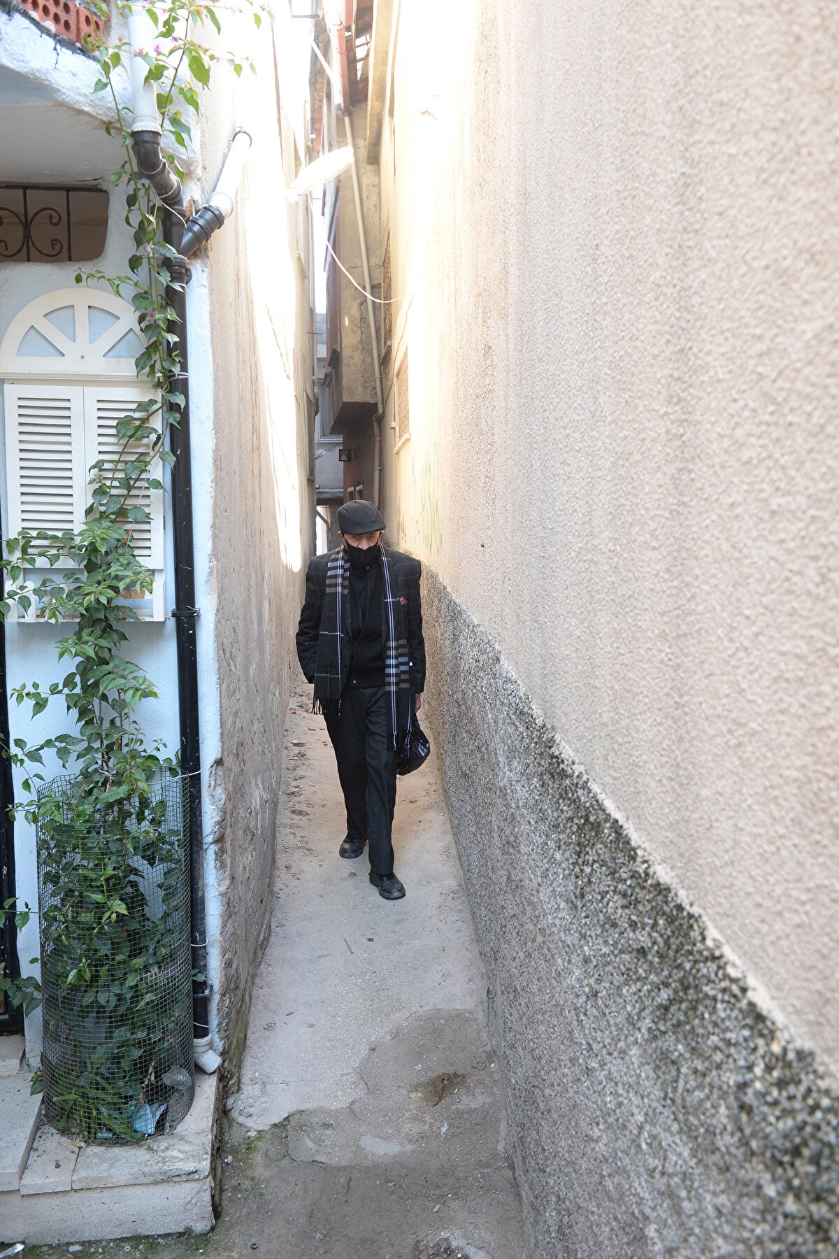 Mahalle sakinlerinden Adnan Sayın, dar sokakların çok eski olduğunu belirterek, “Bu bölgede böyle dar sokaklar çoktur ama en dar sokak burasıdır. Bu bölgede 1930’lu yıllarda Fransızlar vardı ve çete savaşları vardı. Bu daracık sokaklar o zaman bizim efe askerlerimizin düşmanla savaşırken çok işine yaramıştır. Askerlerimizin o zamanlar sokaklar arasında hızlı hareket etmesi için de yapılmış dar sokaklar vardır” dedi.