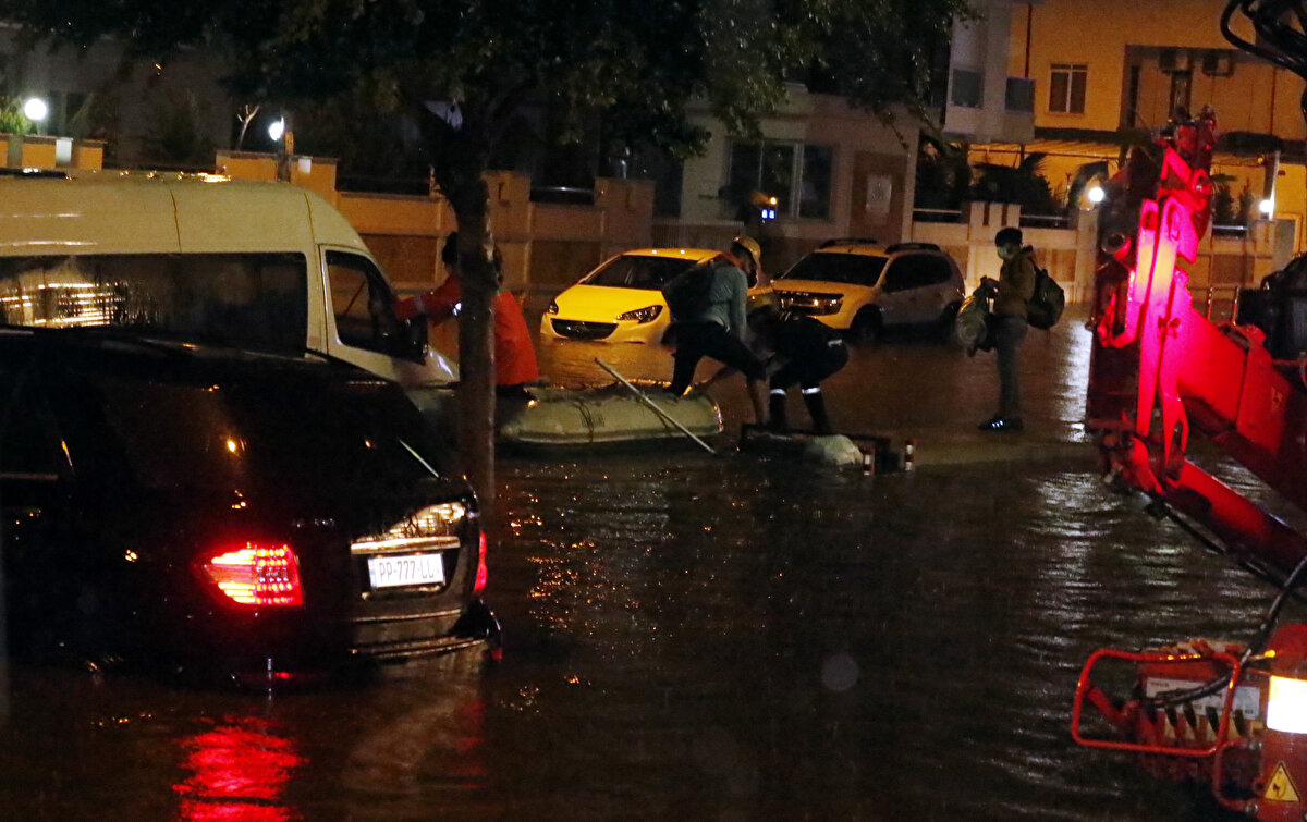 Kent merkezinde özellikle Konyaaltı ilçesinde yer alan Liman, Hurma, Sarısu, Uncalı, Akdeniz Üniversitesi yerleşkesi içerisinde bir yol sular altında kalırken, ilçede yer alan bazı derelerin de taştığı görüldü.