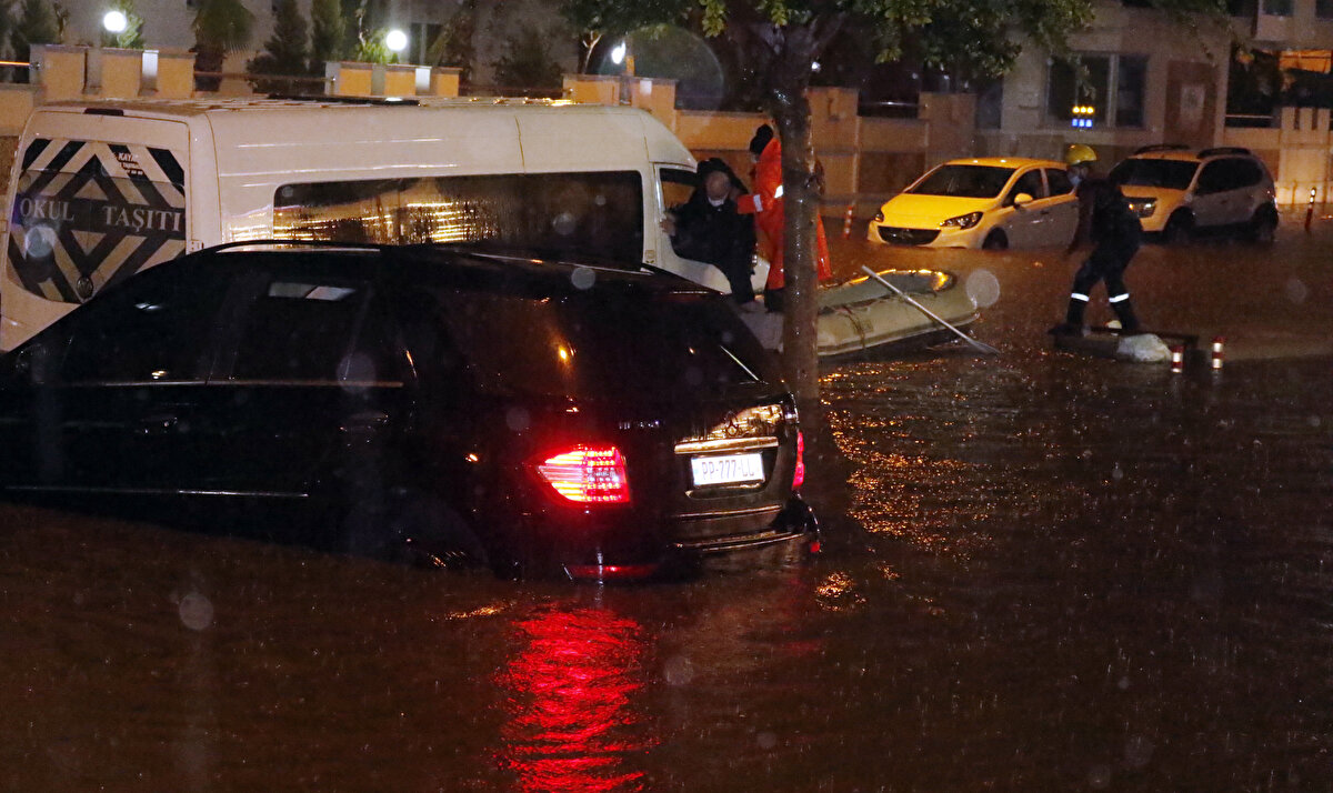 Yağmurun etkisiyle rögar kapakları yerinden çıktı. Vatandaşlar su birikintileri arasında yolun karşısına geçerken zorlandı.