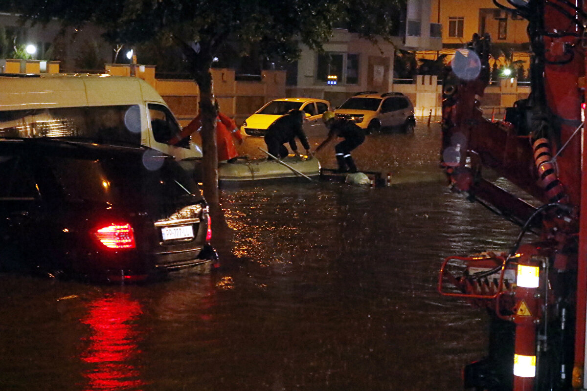 Konyaaltı ilçesine bağlı Liman Mahallesi'nde suyla dolu yoldan geçmek isteyen bir servis aracı mahsur kaldı. İçerisindeki vatandaşların ihbarıyla olay yerine Antalya Büyükşehir Belediyesi itfaiye ekipleri çağrıldı. Kısa sürede ihbarın olduğu yere gelen ekipler, servis aracı içerisindeki 4 kişiyi bot yardımıyla kurtardı.