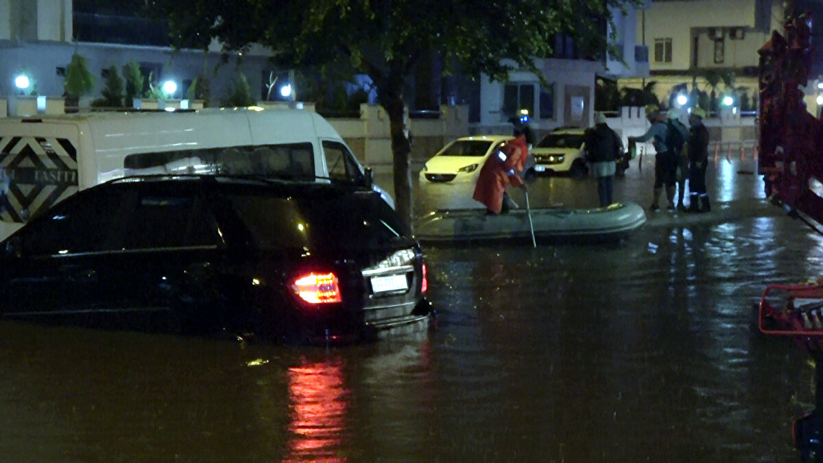 Demokrasi Kavşağı'nda alt geçidin suyla dolması nedeniyle iki otomobil mahsur kaldı. Ayrıca alt geçitteki tramvay yolu da su altında kalınca tramvay ilerleyemeyerek geri döndü. Alt geçidin girişleri polis tarafından kapatıldı.
