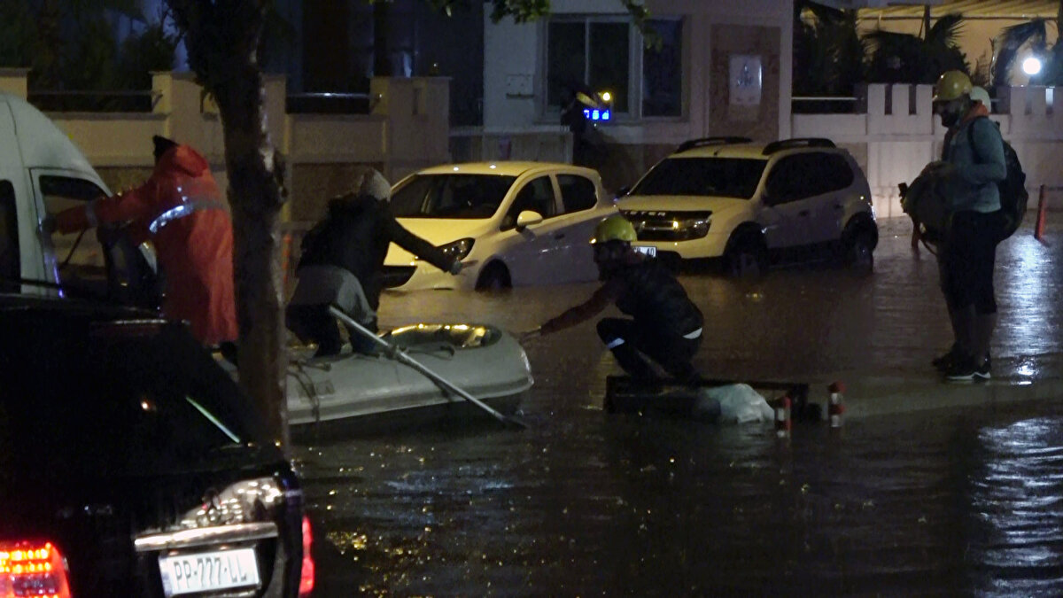 Yollar suyla dolarken mahsur kalan bazı araçlarda bulunan vatandaşlar yardım bekledi.