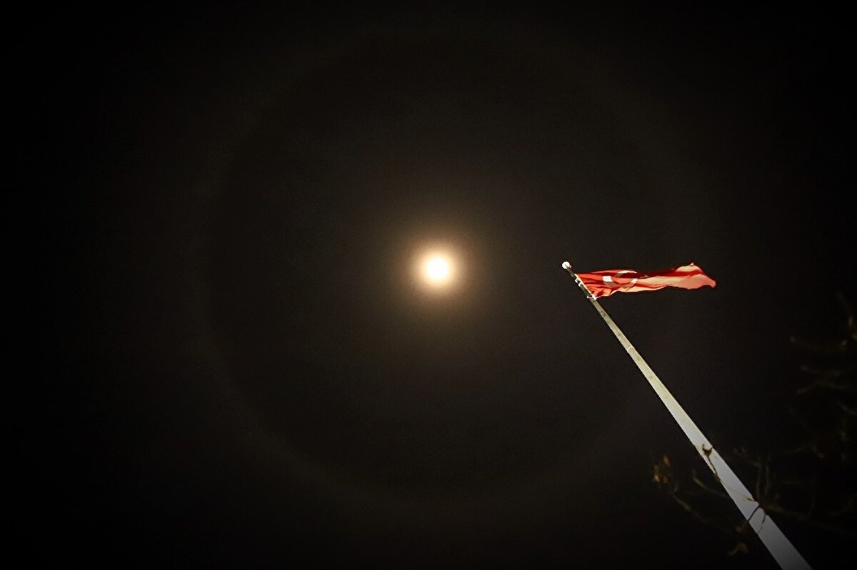 Meteoroloji 13. Bölge Müdürlüğünden alınan bilgiye göre, ayın etrafında oluşan çemberin hale olduğu belirtildi.