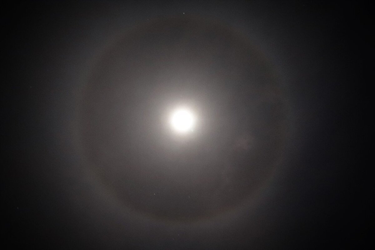 Elazığ’da ayın etrafındaki çember vatandaşların ilgisini çekti. Ayın etrafını çevreleyen dev çemberi vatandaşlar izlerken sosyal medyada da çok sayıda yorum yapıldı.