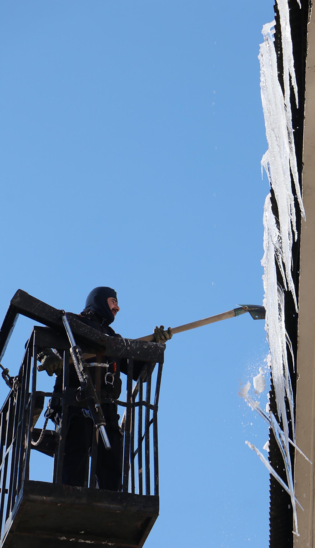 Koronavirüs nedeniyle gerekmedikçe dışarıya çıkmadığını ifade eden Sultan Barış ise Çatı altlarından geçmemeye özen gösteriyorum. Ana caddede yürüyemeyeceğimiz için ister istemez saçak altından da geçiyoruz. Elimizden geldiğince dikkat etmeye çalışıyoruz. Başıma bu tür bir olay hiç gelmedi ama kıl payı atlattığımız olmuştur dedi.
