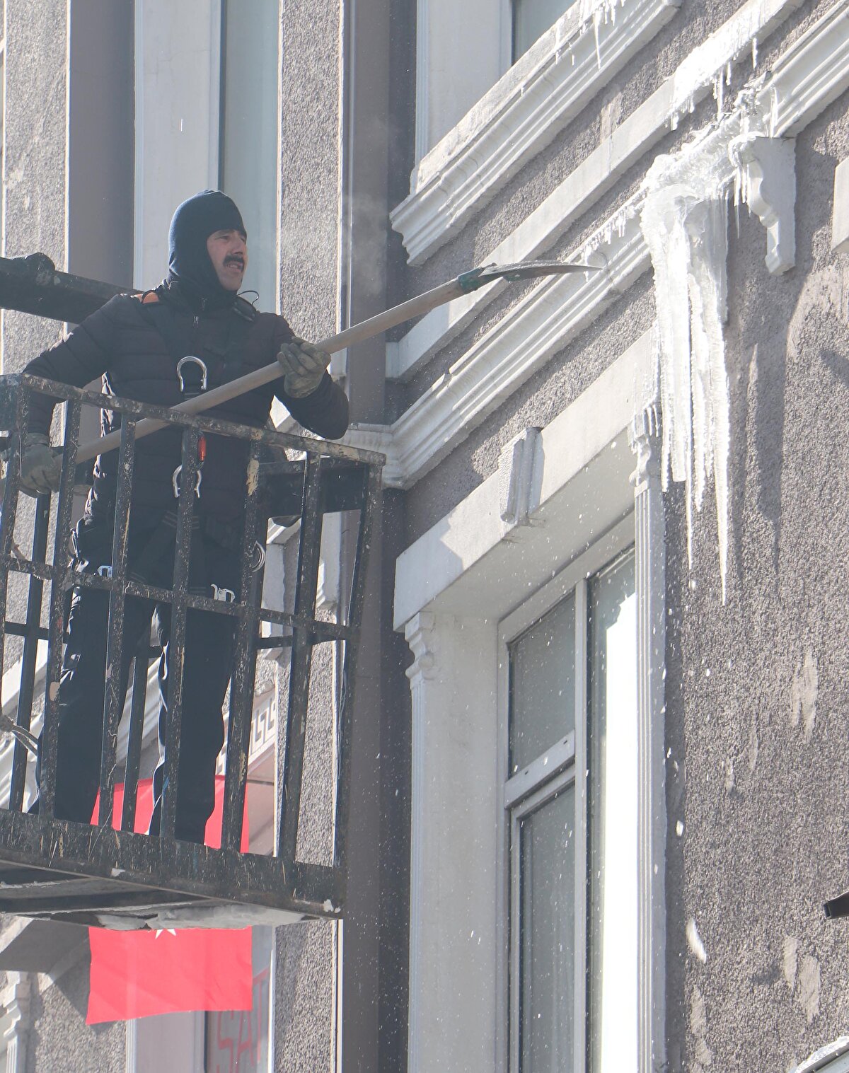 Ev ve iş yerlerinin çatılarında biriken buzların hayatlarını tehdit ettiğini söyleyen Çiğdem Keleş, Cadde ve sokakta korkarak yürüyoruz. Erzurum gibi bir şehirde yaşıyoruz ve doğal olarak bu tehlikeyle karşı karşıyayız. Çocukluğumda ben de böyle bir kaza geçirmiştim çatıdan buz sarkıtı düşmüştü diye konuştu.