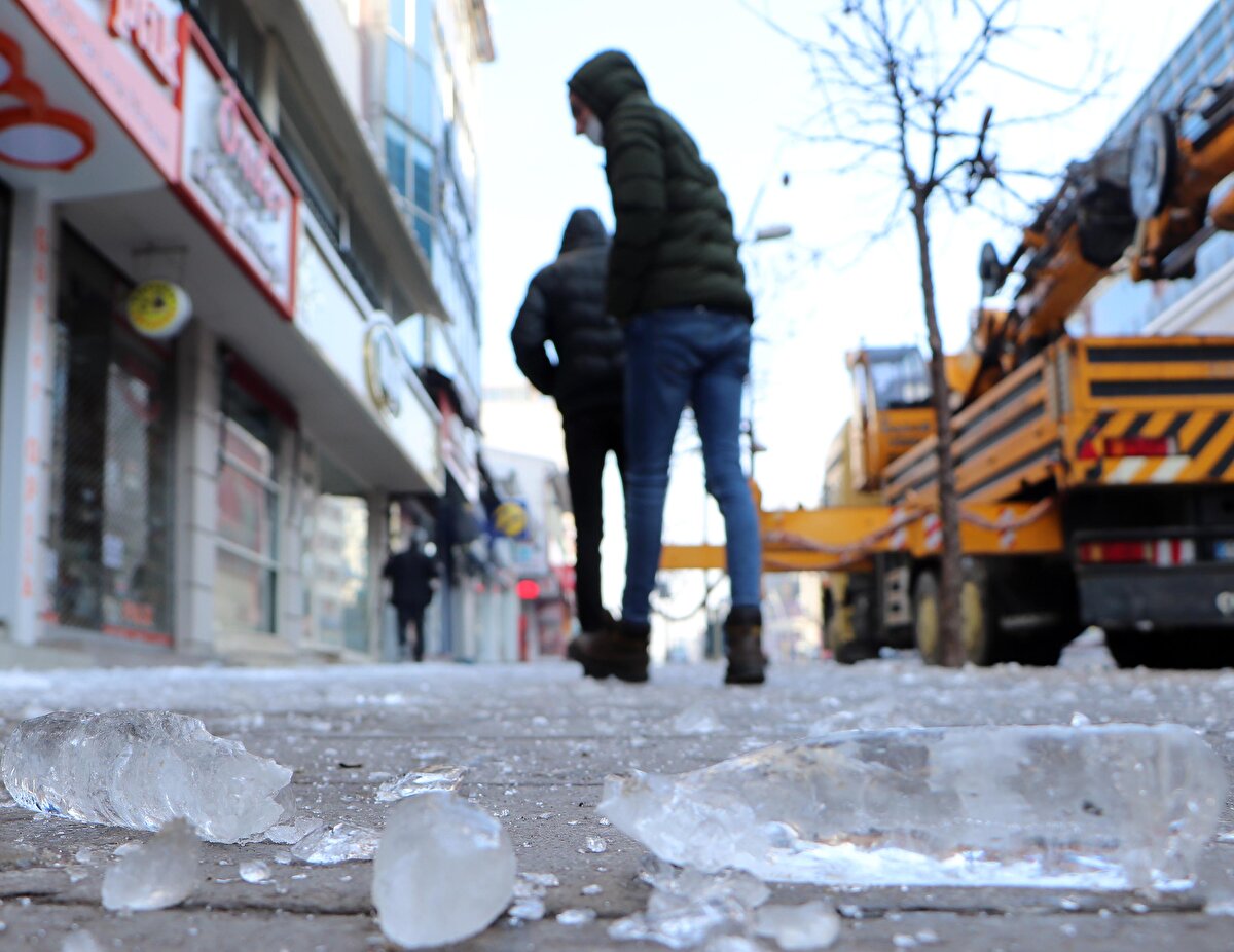 Can ve mal güvenliğini tehdit eden sarkıtları temizlemek için ev ve iş yeri sahipleri itfaiyeden yardım istiyor. İtfaiyenin buz imha ekibi vincin sepetine girerek, metrelerce yükseklikteki sarkıtları ellerindeki uzun sırık veya küreklerle güvenli bir şekilde kırarak tehlikeyi ortadan kaldırıyor. Günde yüzlerce ton ağırlığında buzu temizleyen Buz Kırma Timi, olası ölümcül ve yaralanmalı kazaların önüne geçiyor.