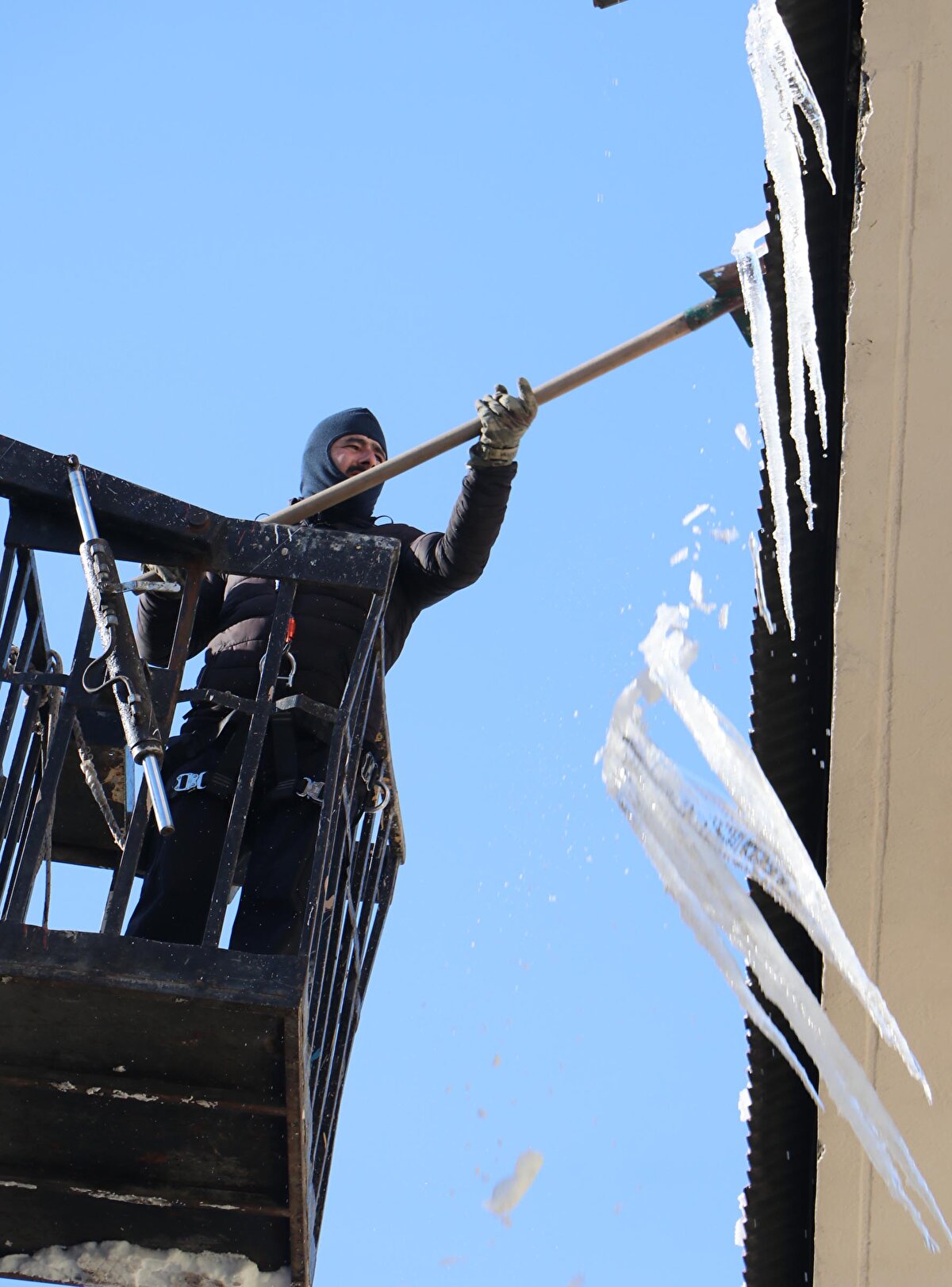 Günde ortalama 15-20 kamyon buz kırdıklarını açıklayan itfaiye ekipleri, çatılarda oluşan buzların kırılması için vatandaşların 110 numaralı itfaiye telefonuna başvurmasını istedi. Saçaklarda oluşan buz sarkıtların sıcak havalarda tehlikeye yarattığını belirten Erzurum Büyükşehir Belediyesi İtfaiye Daire Başkanlığı'nda itfaiye eri Sedat Özmen, Erzurum gibi kışın ağır geçtiği illerde saçak altında yürümek çok tehlikeli. Her yıl çatıdan buz düşmesi sonucu insanlar, sakat kalıyor ya da hayatını kaybedebiliyor. Ayrıca park edilen otomobiller de sarkıtların düşmesi nedeniyle hurdaya bile dönebiliyor. Çatılarda oluşan buz sarkıtlarını hiçbir ücret almadan kırıyoruz diye konuştu.