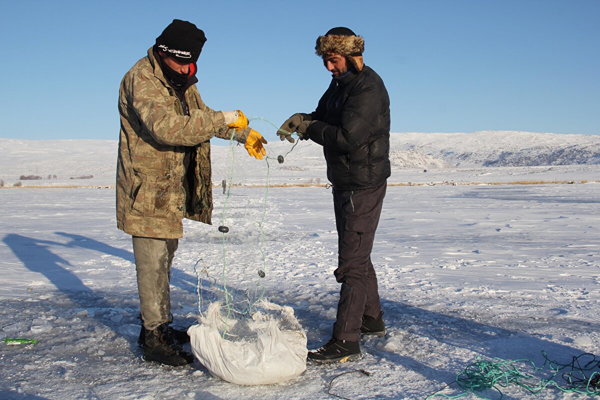 Gölde balıkçılıkla uğraşan, 18 yaşındaki Orhan Göller, 25 yaşındaki İsmail Göller ile 40 yaşındaki Latif Taşdemir ilk ağlarını buz altına bıraktı.