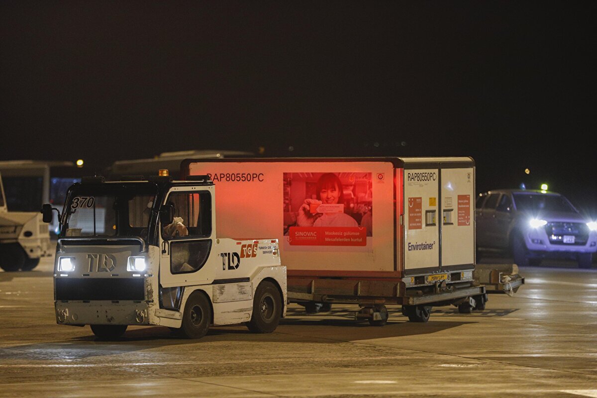 Toplam 17 konteyner içerisinde yer alan 3 milyon doz aşı, Ankara Esenboğa Havalimanı’na geldikten sonra burada 7 adet tıra yüklendi. 2 ila 8 derece arasında saklanabilen aşılar, bu sıcaklık için özel tasarlanan soğutuculu konteynerler içerisinde getirildi.