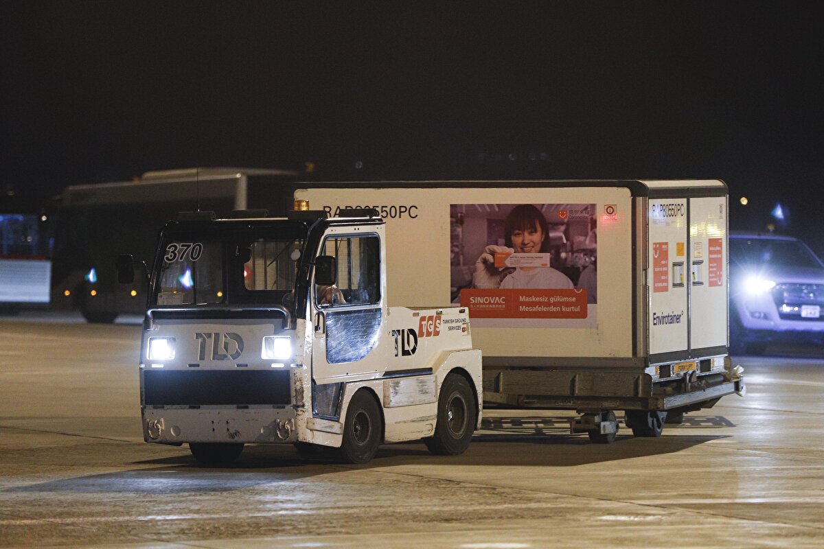 Tırlar Sağlık Bakanlığı’na ait Halk Sağlığı Genel Müdürlüğü Aşı ve İlaç Deposu’na getirildi. Bir süre burada durması planlanan aşıların hemen akabinde Türkiye Tıbbi İlaç ve Cihaz Kurumu’na ait laboratuvarlarda 14 günlük testlerine başlanması bekleniyor.