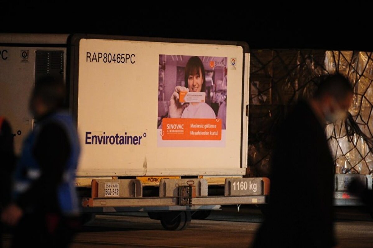 Aşılar 14 günlük testlerden onay alırsa aşılama başlayacak. 4 aşamada gerçekleşecek aşılama işlemi ilk olarak COVID-19 ile birebir temas halinde olan sağlık çalışanlarına ve 65 yaş üzeri vatandaşlara uygulanacak. Öte yandan Çin’den getirilen inaktif COVID-19 aşısı 2 doz şeklinde uygulanacak.