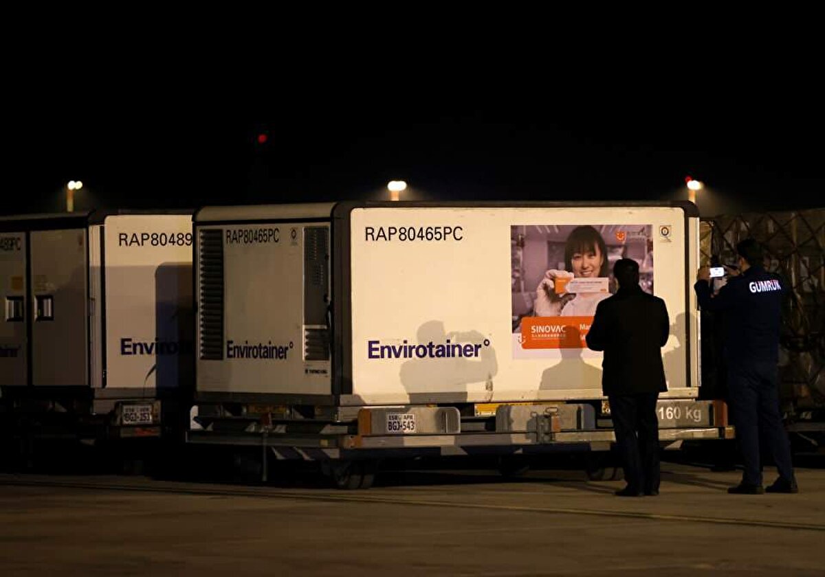 Çin'den Türkiye'ye sabaha karşı gelen aşıların üzerinde Maskesiz gülümse, Mesafeden kurtul sloganının olduğu dikkat çekti.