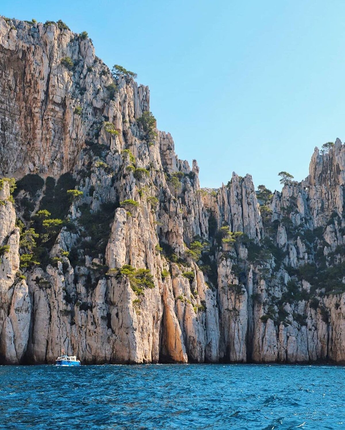 📍Anadolu ile de ilginç bir kader bağı vardır. Çünkü Marsilya'yı milattan önce 6. yüzyılda Foçalı denizcilerin kurduğu söylenir. O vakitlerdeki adıyla Massalia, hâlâ Avrupa'nın en önemli limanlarından biri.