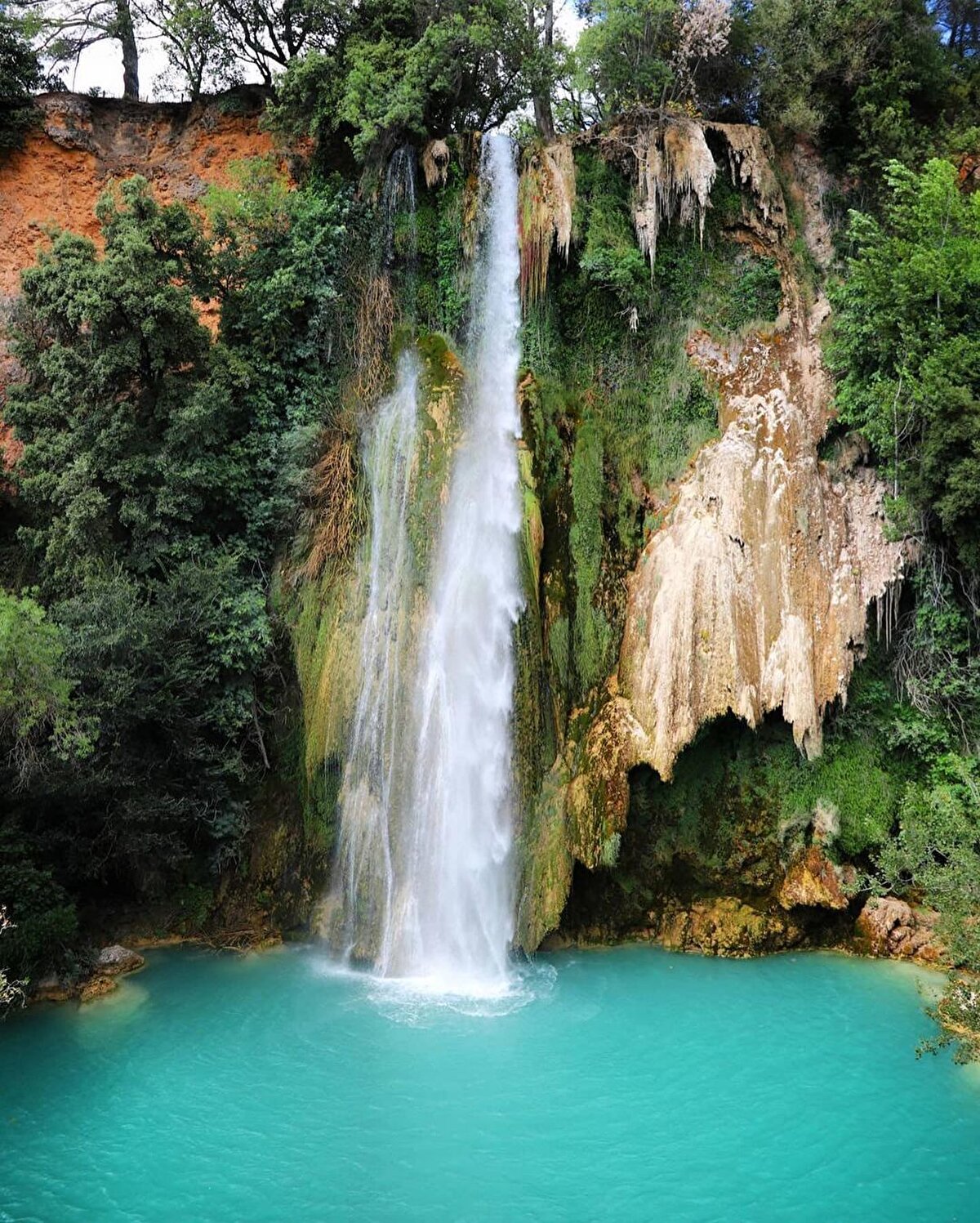🚂 Şehre trenle gelmişsen, ardından büyük ihtimalle ulaşacağın Saint Charles Garı, sana tanıdık gelirse hiç şaşırma. Çünkü birçok Fransız filminde bu güzel otantik garı görmüş olman kuvvetle muhtemeldir. En yüksek tepesi 640 metre civarında olan tepelerden birinden şehre doğru, söz gelimi Boulevard d’Athenes'e inmek istersen; 104 merdiven basamağını inmenin keyfi bir yana, şehre tepeden bakmanın keyfini de süreceksin demektir. Eh, eğer yaz sıcağında gitmişsen bu güzel Akdeniz şehrine, o basamaklardan indikçe müthiş bir sıcak da yüzünü kavuracaktır. Bu anlamda ihtiyatlı olmakta yarar var.⠀