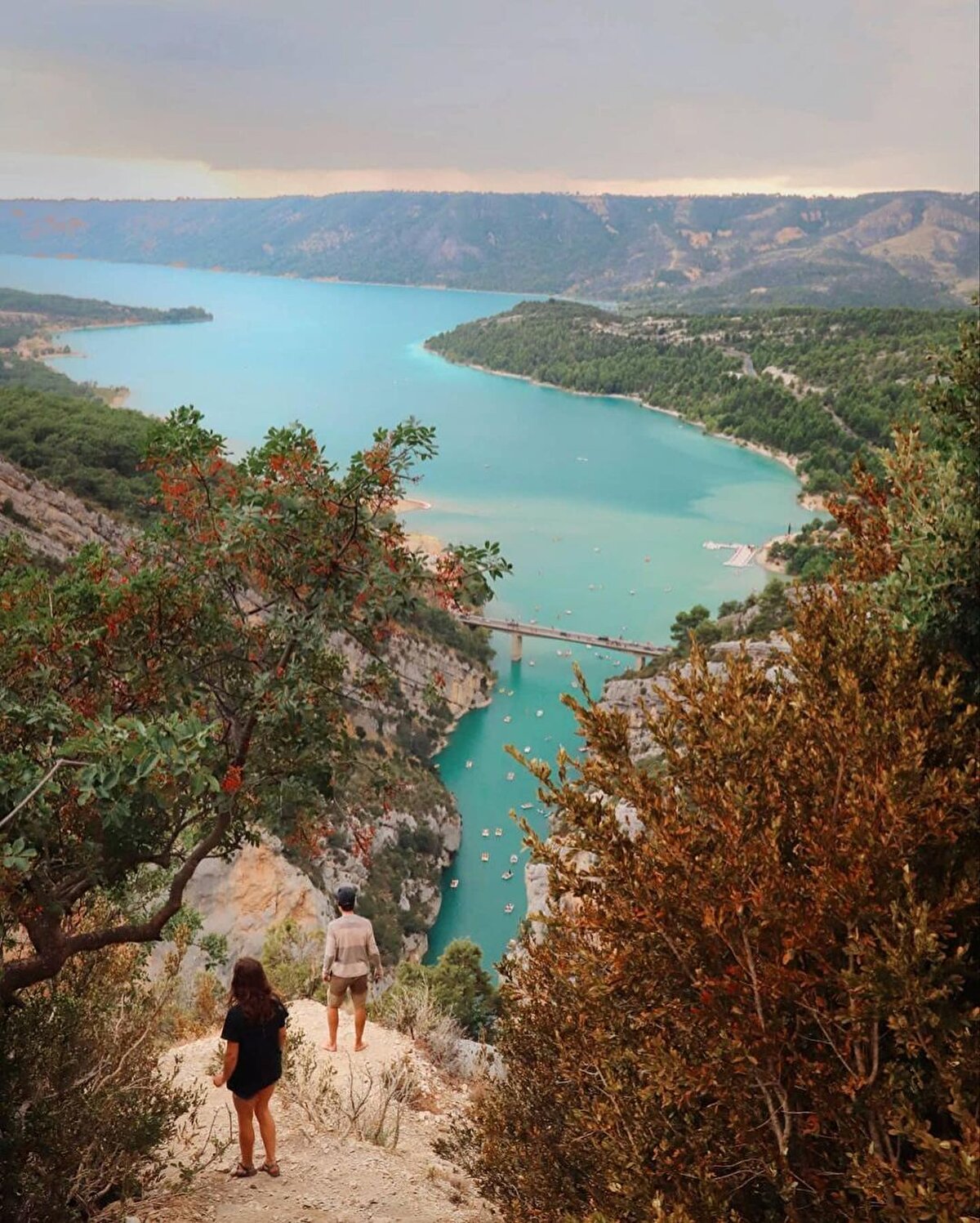 🏰 Marsilya'dan denizin açıklarına doğru bakışlarını yöneltirsen denizin ortasında bir kayalık ve o kayalığın üzerinde bir kale görürsün. Chateau d’lf, Alexandre Dumas'ya Monte Kristo Kontu'nu yazarken ilham vermiş. Dumas bir süre burada tutsak hayatı da yaşamış.