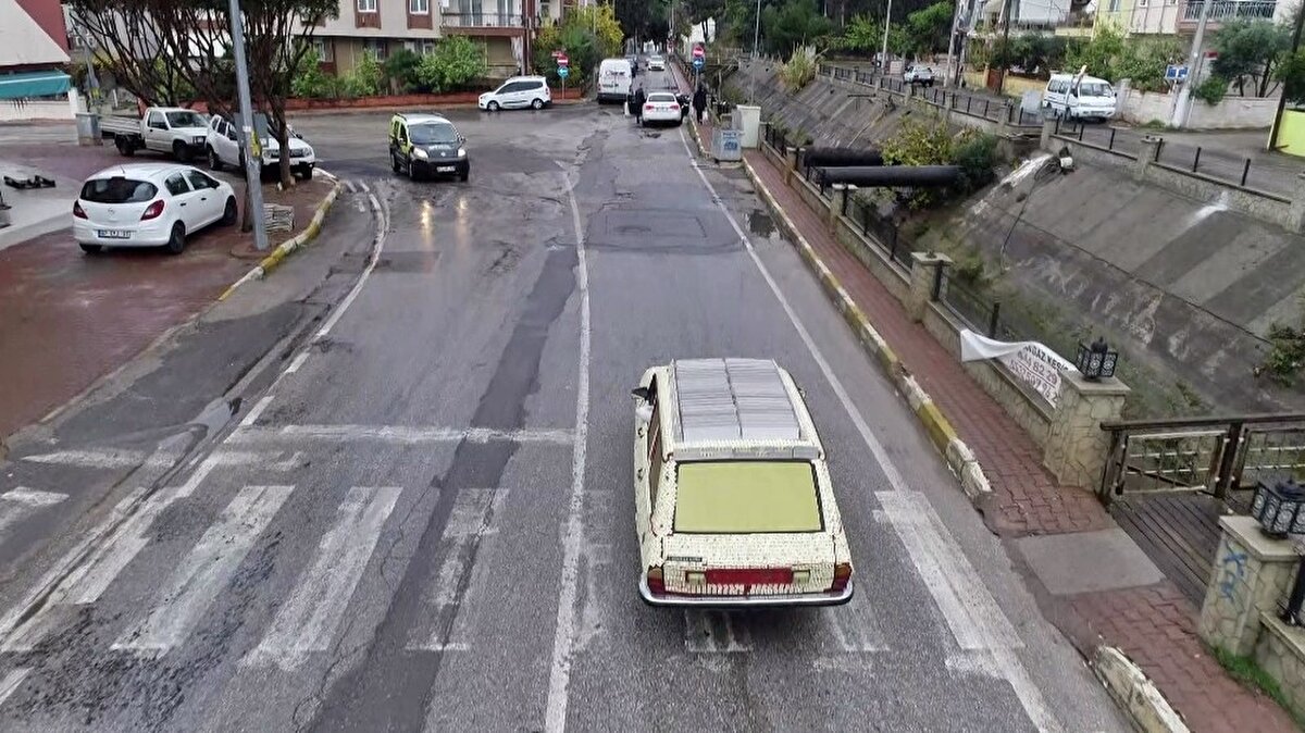 Oyunda iddiayı kaybetti, aracını 11 bin okey taşıyla kaplayıp trafiğe çıktı 