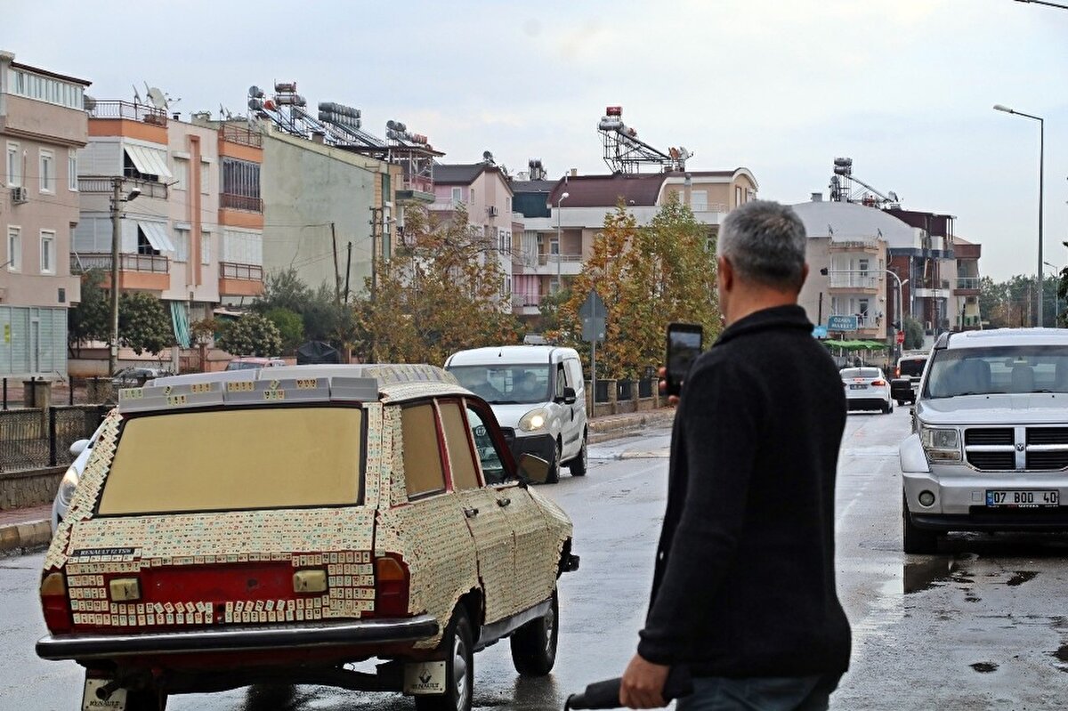  3 bölümden oluşturduğu mini havuzla trafiğe çıkarak caddelerde dolaşan Tokmak, görüntülerin sosyal medyada yayınlanmasının ardından polis tarafından araç otoparka çekildi, Tokmak ise 2 bin 500 lira ceza aldı. Olaydan bir süre sonra Tokmak bu sefer aynı model başka bir otomobil aldı. Yine aracın tavanını kesen Tokmak, otomobilin iç kısmında ahşaptan teras alanı oluşturdu, bagaj kısmına ise mangal monte etti. Trafikte yeni düzenlediği aracıyla mangal yapıp ilerleyen Tokmak, yine polis engeline takıldı, yine ceza yedi.