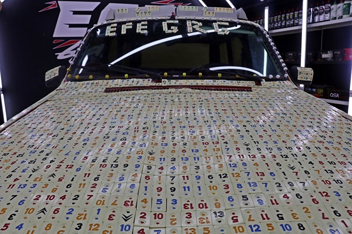 Aracının tanıtımını yapan Tokmak test, iş yerinin önünde test sürüşü gerçekleştirdi. Trafikteki diğer sürücüler ve çevredeki vatandaşlar okey taşlarıyla kaplı aracı görünce şaşkınlığını gizleyemedi, bazı vatandaşlar cep telefonuyla Tokmak ile aracının fotoğrafını çekti.