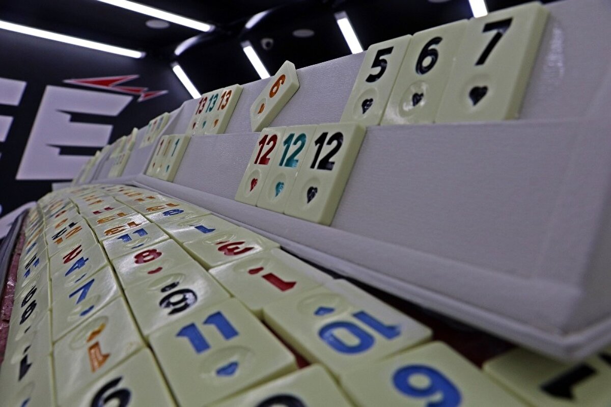 Test sürüşü sonrası açıklama yapan Murat Tokmak, "Karantina günlerinde okey oynuyorduk. Okeyde iddiaya girdik. Ben, eğer yenilirsem arabamı okeyle kaplayacağımı söyledim. Dememe kalmadı ikinci turda yenildim. Ben de sözümü yemedim. Arabayı hurdacıdan aldık, taşları da kapanan kıraathanelerden aldık. Kapandıkları için iş yapamıyorlardı. Gerçekten çok ihtiyaçları varmış. Biz de destek olmak istedik. Yapıştırıcıyla beraber kapladık aracı. 11 bin taş var üzerinde, bunun yapıştırıcı, taşı, araçla birlikte maliyeti 11 bin lirayı buldu. Zevk aldık yaparken. Türkiye'de olmayan bir şey yaptık ve gayet de güzel oldu" dedi.