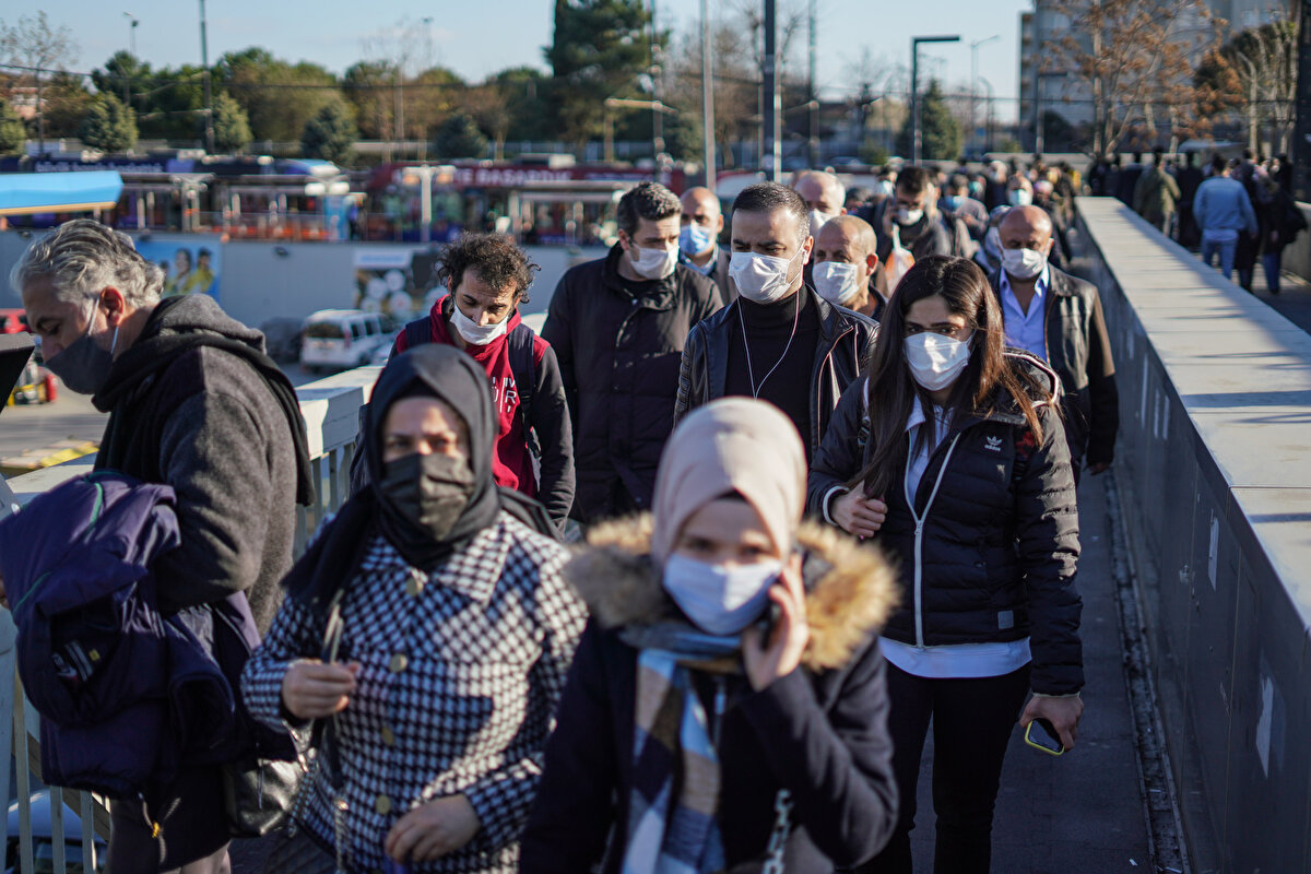 Türkiye genelinde yılbaşı nedeniyle corona virüs tedbirleri kapsamında bugün saat 21.00 itibarıyla başlayacak ve Pazartesi sabahı 05.00'e kadar devam edecek. 