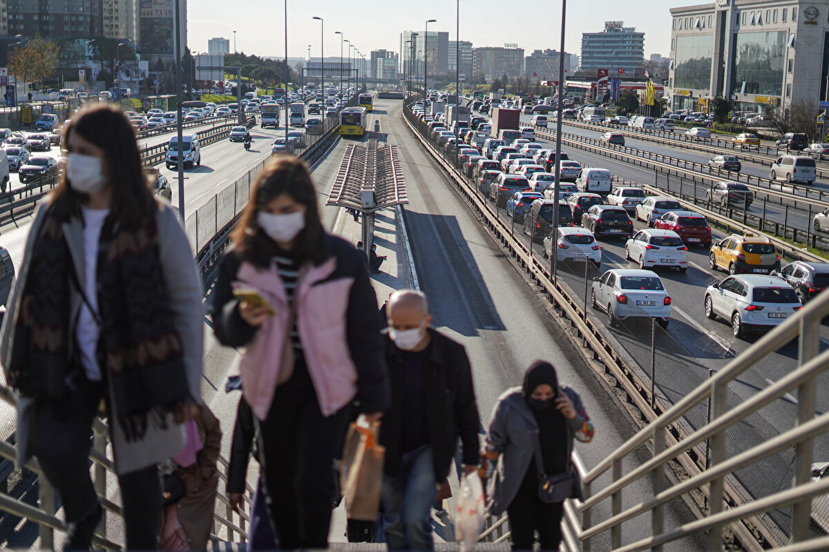 Sokağa çıkma kısıtlaması öncesi, metrobüs ve trafikte yoğunluk yaşanıyor. 