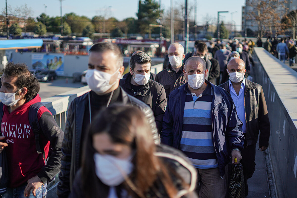 Trafik neredeyse durma noktasına gelirken, İBB'nin trafik haritasına göre yoğunluğun yüzde 60'lara kadar arttığı görüldü.