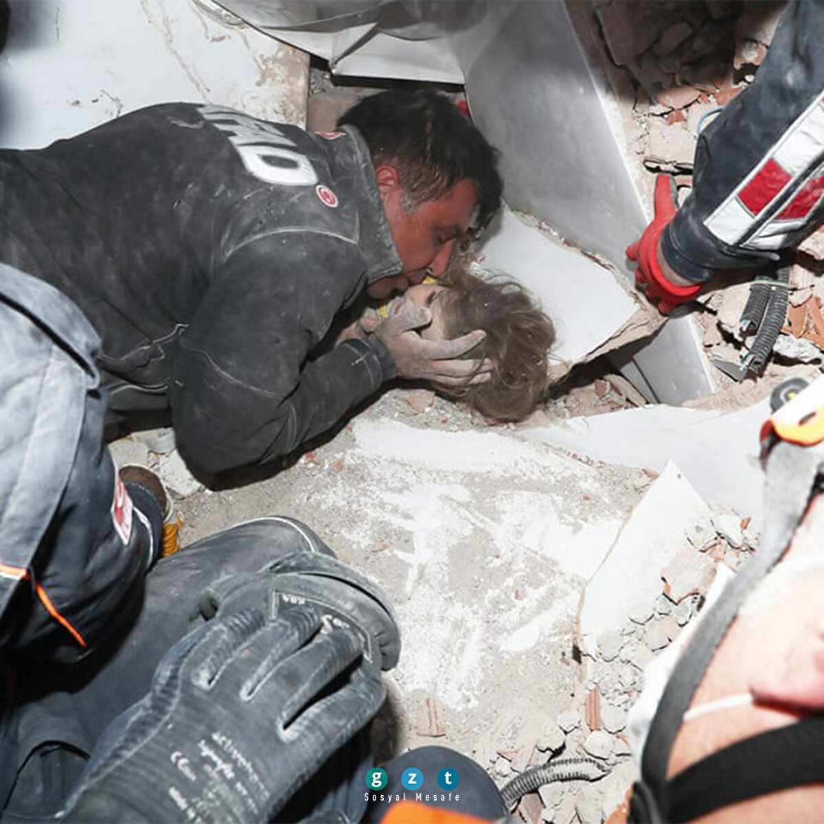 İzmir depremi, enkazın altından 4 gün sonra çıkarılan Ayda. (AFAD)