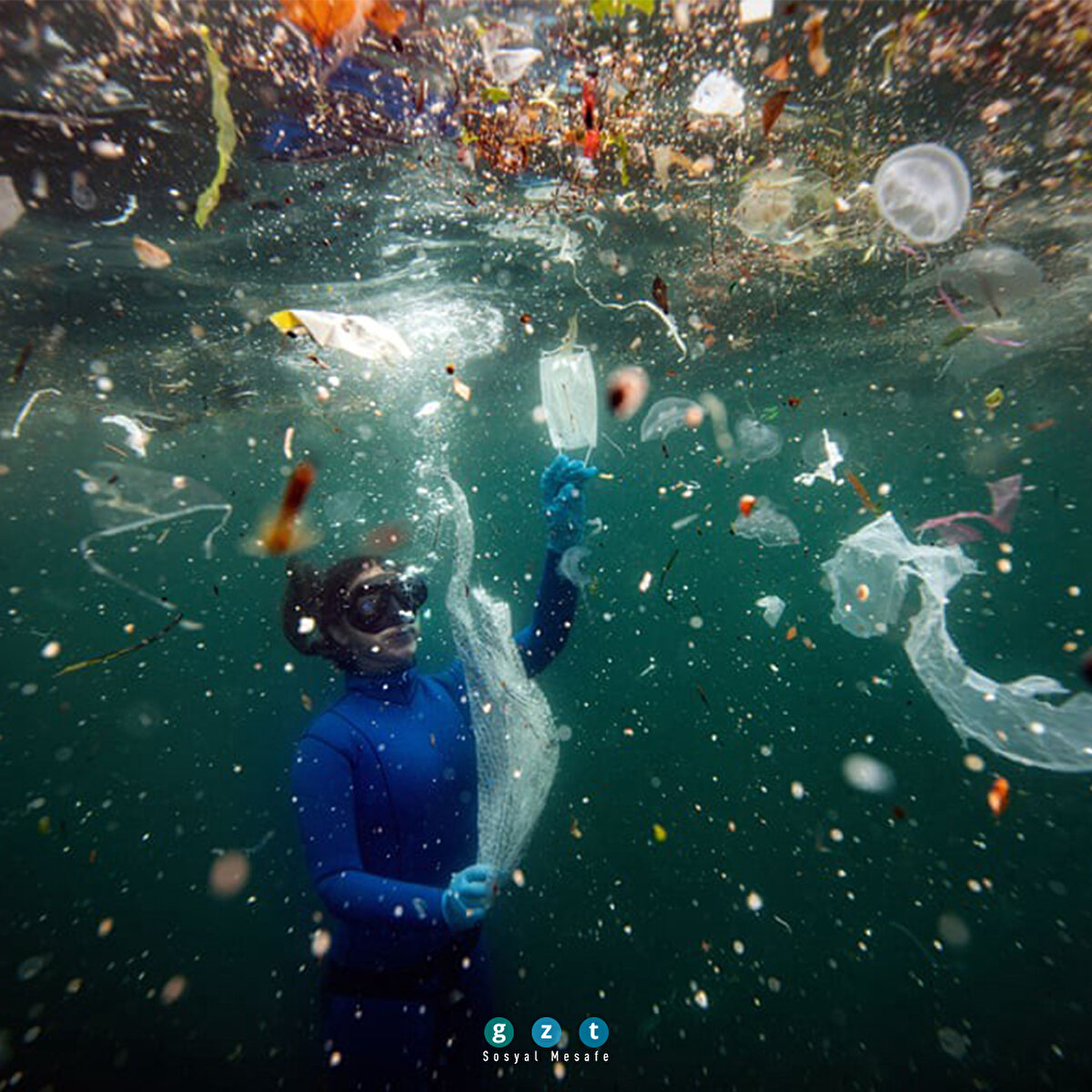 Serbest dalışta Dünya rekoru sahibi Şahika Ercümen, İstanbul Boğazı’ndaki kirliliği gözlemlemek için Ortaköy sahil şeridinde plastik atıkların arasında dalış yaparken. (Şebnem Coşkun/Anadolu Ajansı)