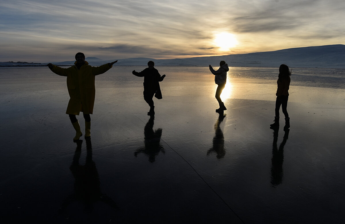 Buz kalınlığının belli seviyeye ulaştığı Arpaçay ilçesine bağlı Çanaksu mevkisinde göl üzerine çıkan turistler, keyifli zaman geçiriyor.