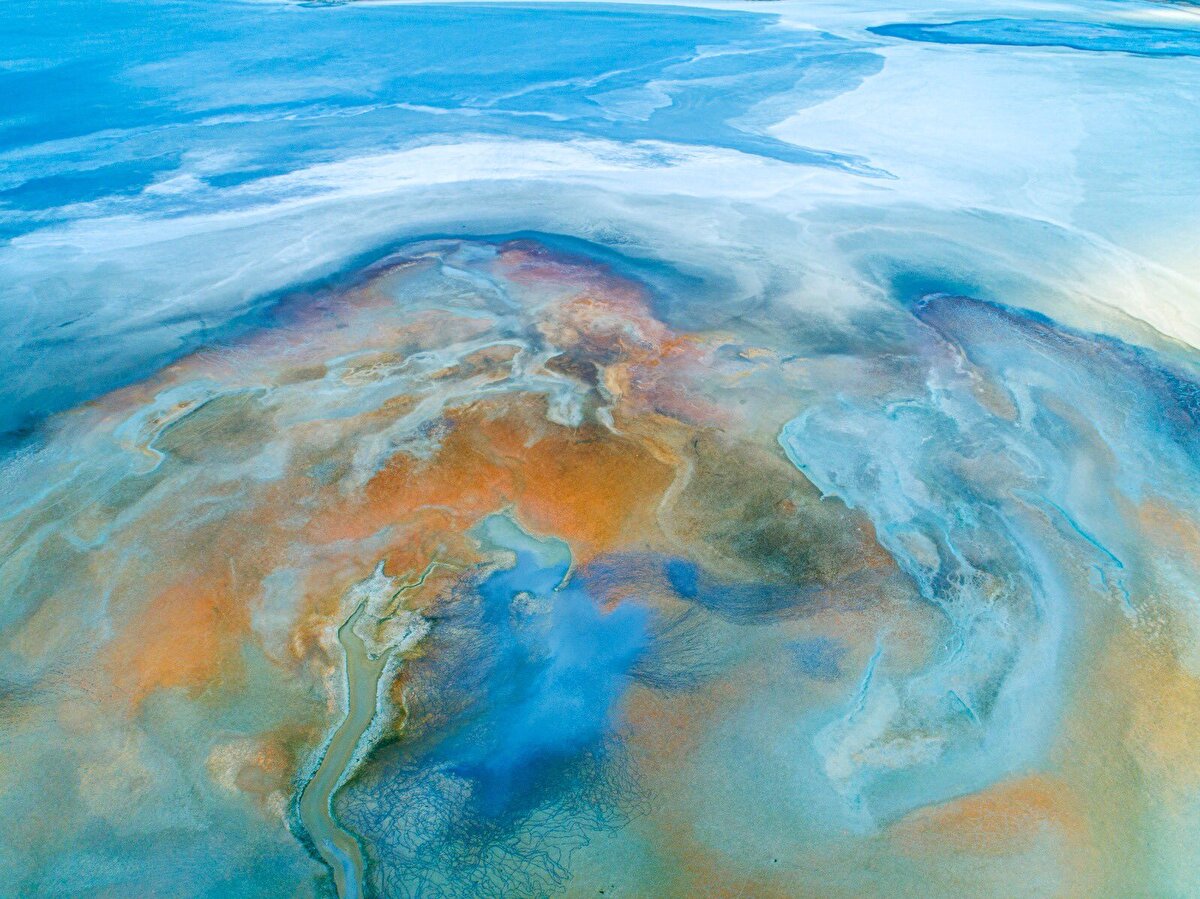 Vatandaşları Covid-19 sürecinden sonra flamingoların dansını izlemek üzere Yarışlı Gölü'ne davet eden Vali Ali Arslantaş, "Burdur’umuzun gizli cennetlerinden Yarışlı Gölü. Şimdilik flamingoların dansını uzaktan izleyerek avunmak durumundayız. Covid-19 sürecinden sonra göçmen kuşların ziyaretini yakından temaşaya var mısınız?" dedi.